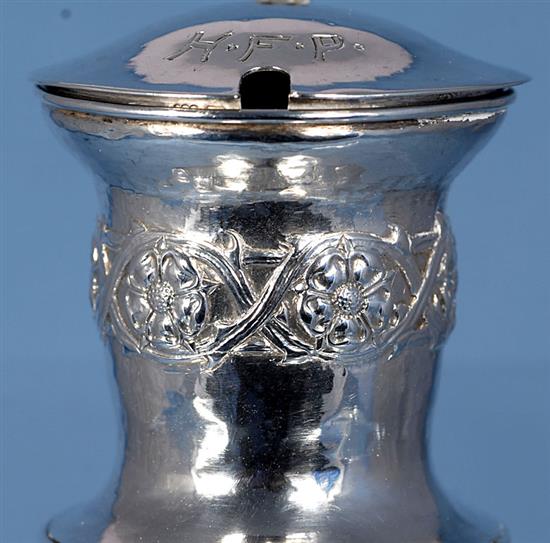 An Edwardian Arts & Crafts silver mustard pot, by Omar Ramsden & Alwyn Carr, height 80mm, weight 3.3oz/104grms.